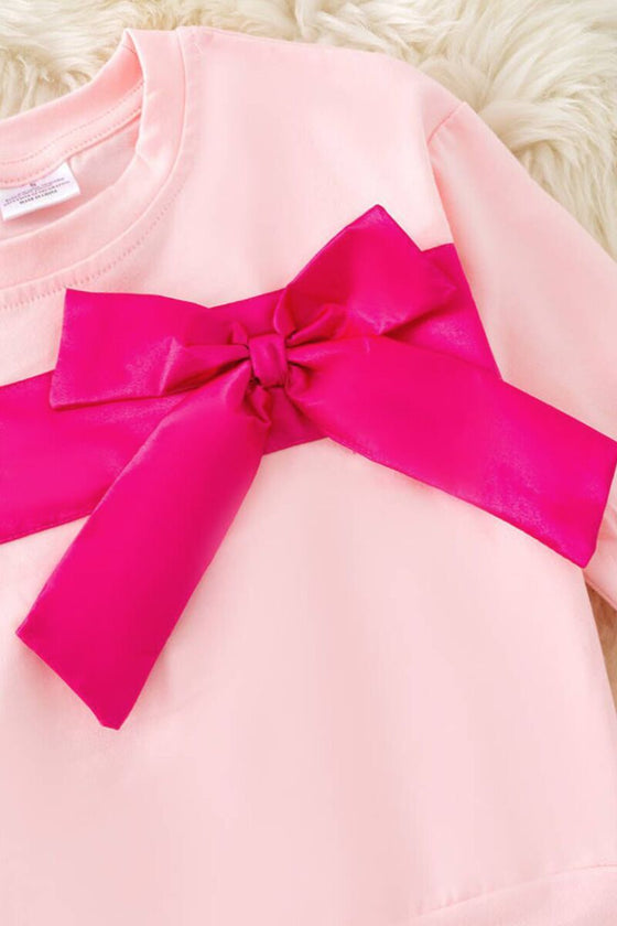 Fuchsia bow on lt. pink sweatshirt. TPG50486 AMY