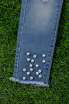 Distressed skinny jeans with snapped pearls. PNG25113064 loi
