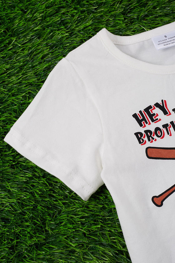 Hey brother, brother" white graphic tee. TPG55153001 WENDY