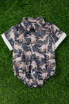 Camouflage dinosaur printed baby onesie with snaps. RPB25153014-loi