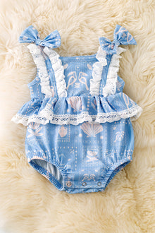  White seashell on blue baby onesie w/snaps. RPG50643 AMY