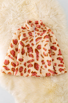  TPG40285 JEANNE: Spotted giraffe pullover sweater.