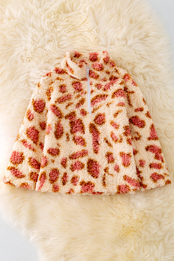 TPG40285 NAYDINE: Spotted giraffe pullover sweater.