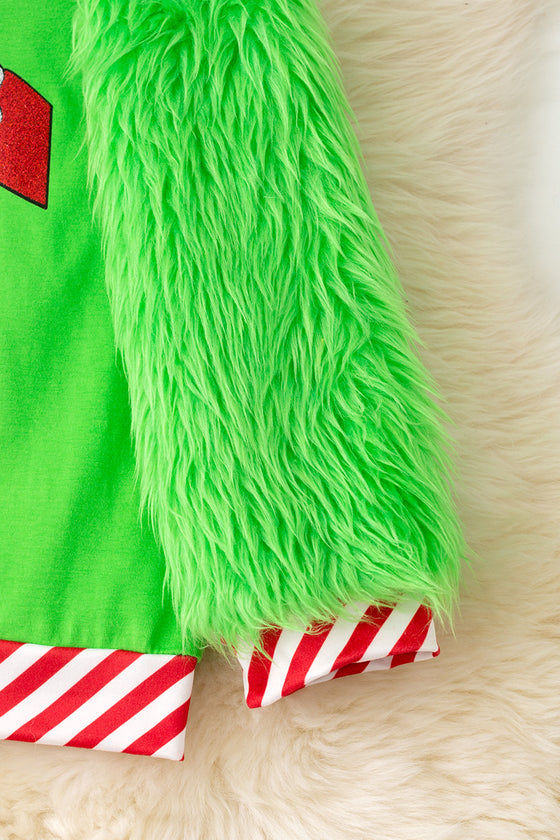 Green pull over sweatshirt w/ green faux fur sleeves. TPG51369 AMY