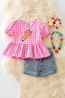  PINK CHECKERED TOP W/ PENCIL APPLICANT AND MATCHING DENIM SHORTS. OFG50735