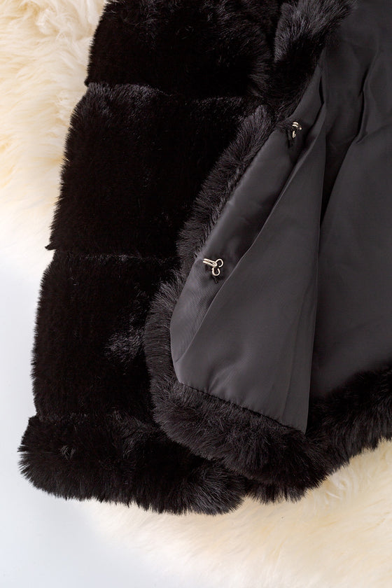 TPG40413 NAYDINE: Black faux fur cozy jacket.