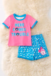 Dr.Seu**) "Here comes trouble" Pink tee with spotted shorts. OFG50482 AMY