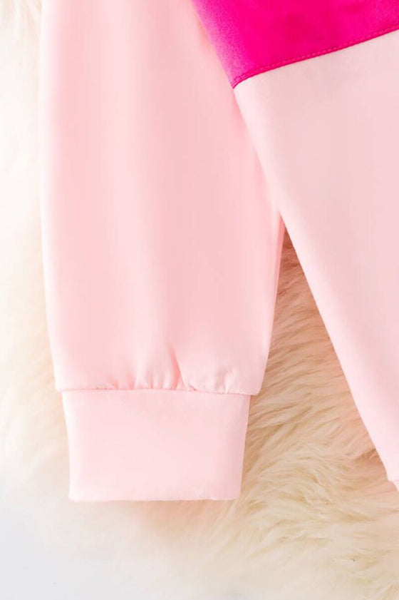 Fuchsia bow on lt. pink sweatshirt. TPG50486 AMY