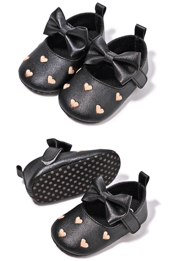 Black w/gold heart infant shoes with Velcro. HMZ1615B