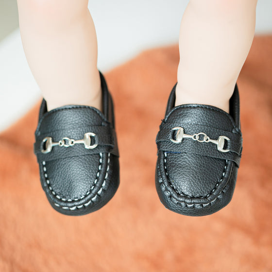 Super cute pleather baby shoes. Available in 2 colors! HMZ165