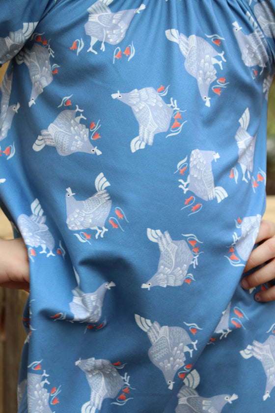 CHICKEN PRINTED ON BLUE RELAX FIT DRESS. GSD112305-LOI