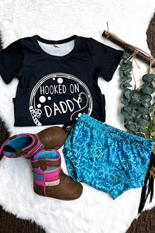  HOOKED ON DADDY" BLACK TEE W/ BABY BLOOMERS. GSSO021502-SOL