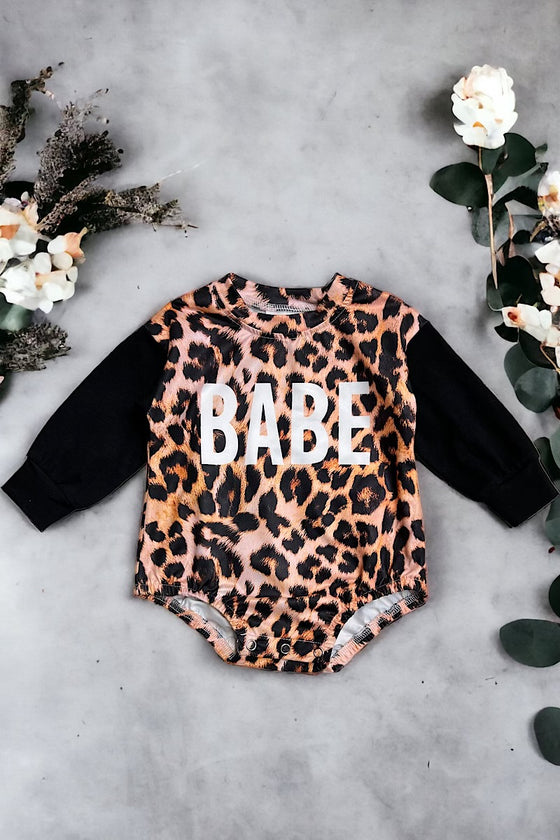 Babe" leopard printed baby onesie with snaps. RPG65153021-AMY