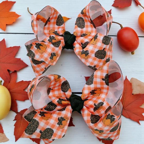Approx. 4"  pumpkin printed mini bows. 12pcs/$13.99 BW-DSG-B272