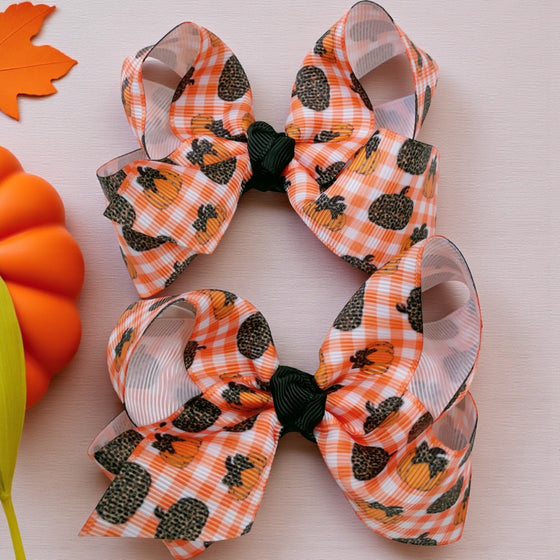 Approx. 4"  pumpkin printed mini bows. 12pcs/$13.99 BW-DSG-B272