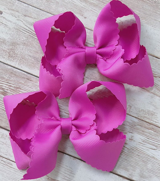 Medium scalloped hair bow (5" X 3" (1.5" Ribbon)