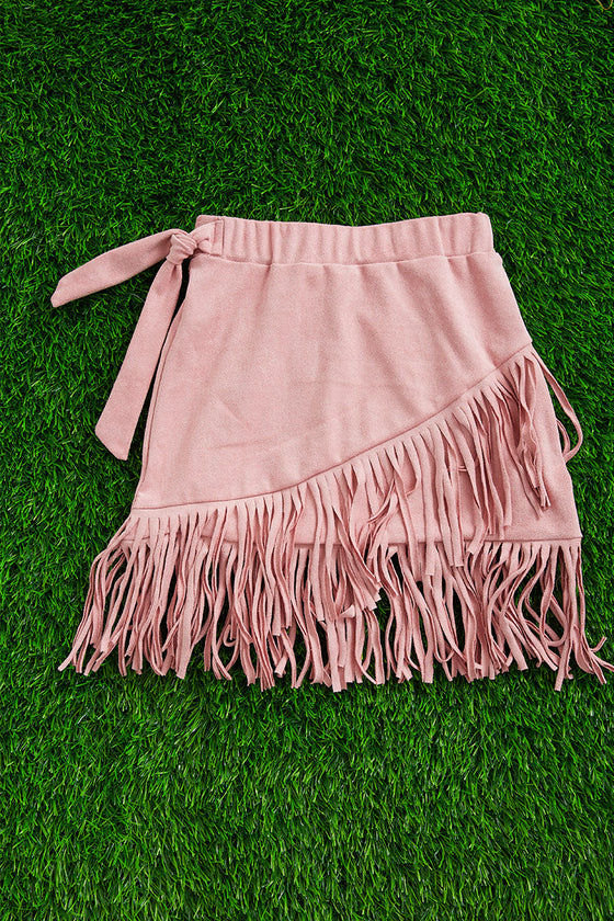 PINK HIGH-LOW FRINGE FAUX SUEDE SKIRT WITH SIDE KNOT. DRG651122267-SOL